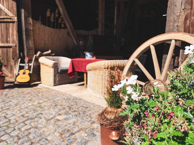 Schloss Ysenburg Kräuterewochenende Innenhof mit Tisch und Pflanzen